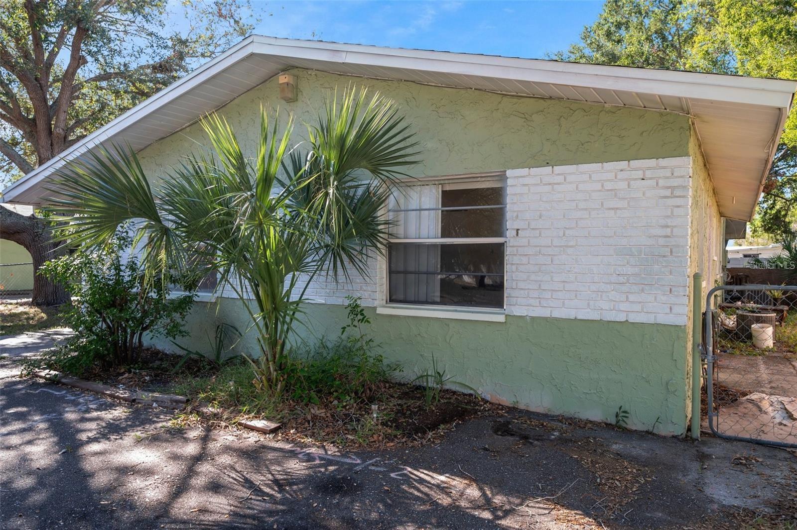 914 Lake Palms Dr, FL