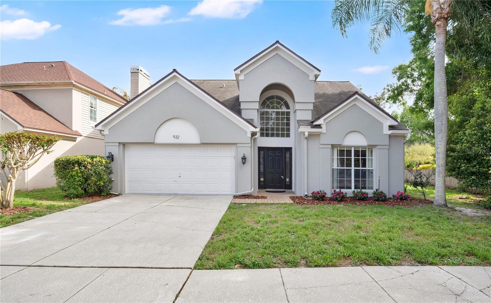 932 W Charing Cross Cir, FL