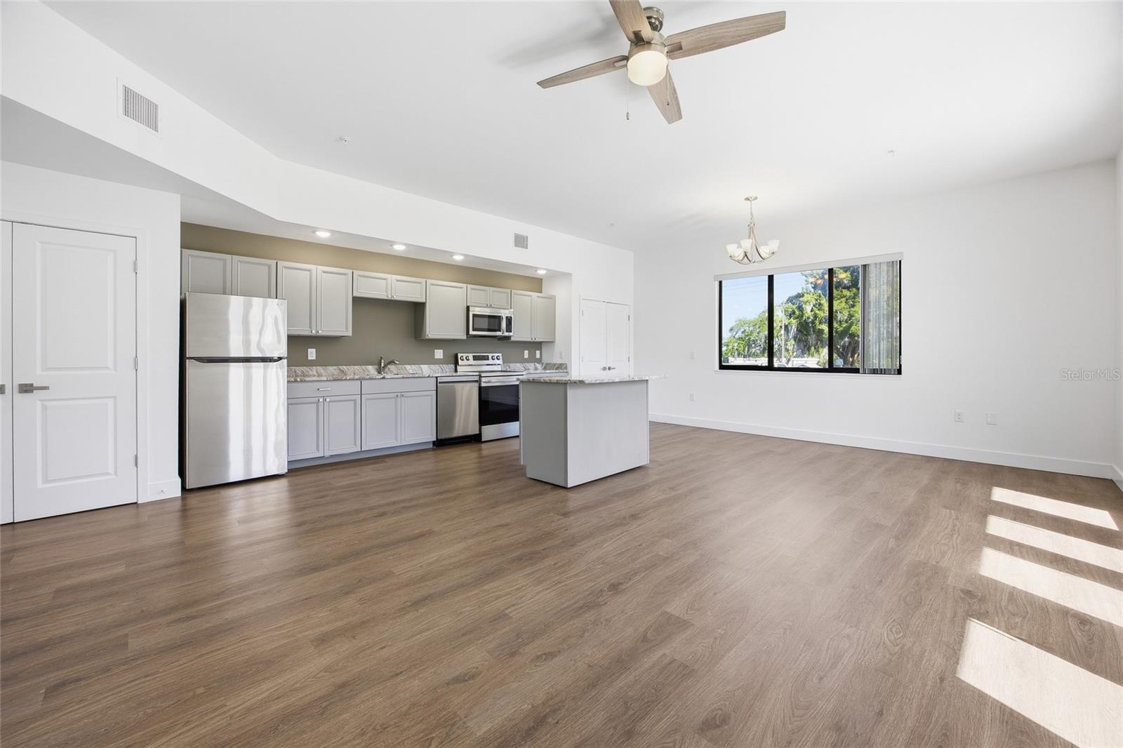 100 Dewey Street, FL