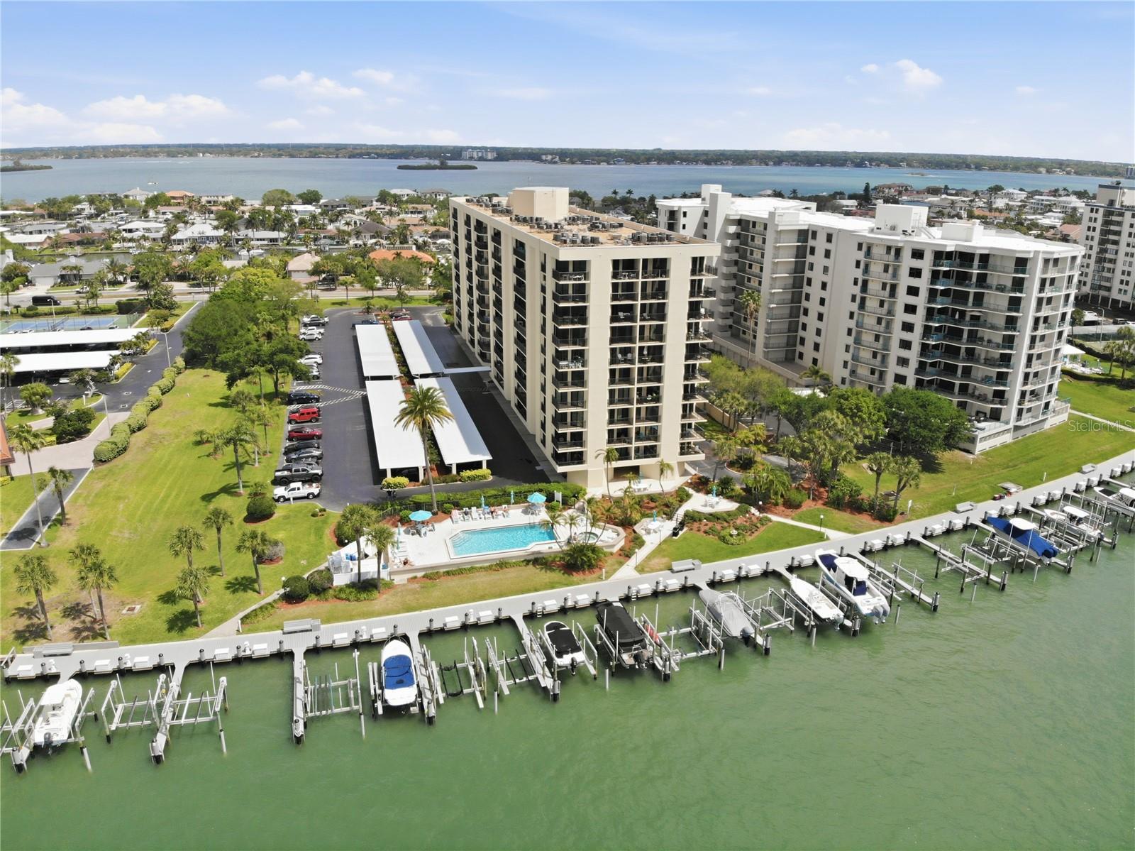 690 Island Way #307, FL