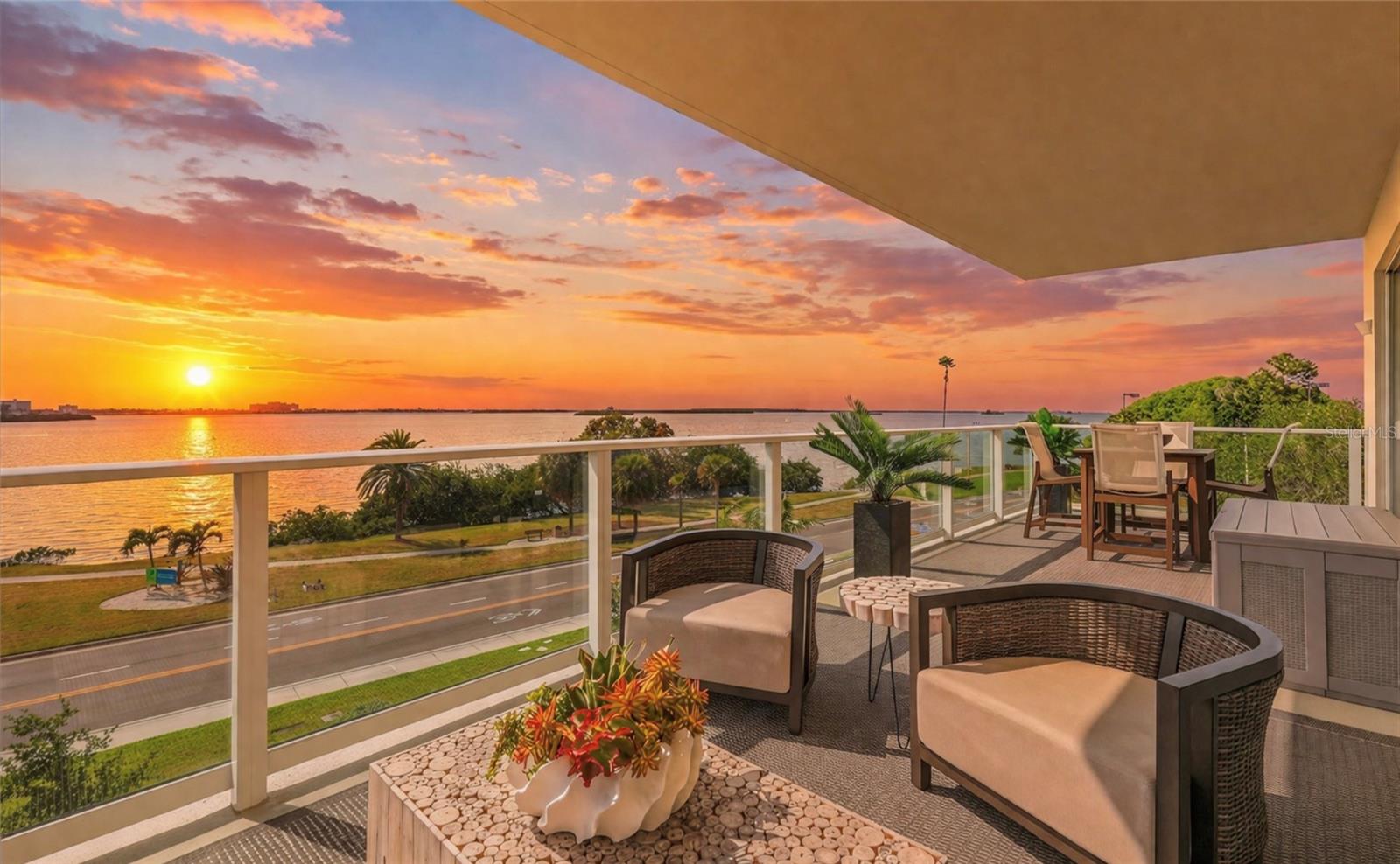 1020 Sunset Point Rd #303, FL