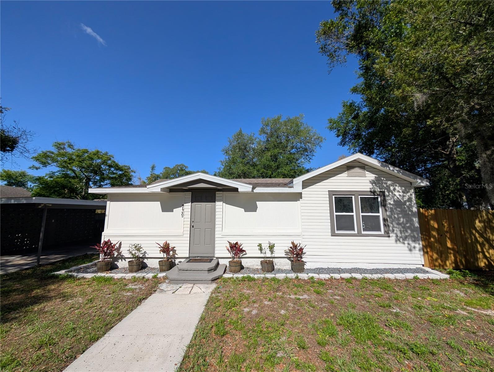 739 Center St, FL