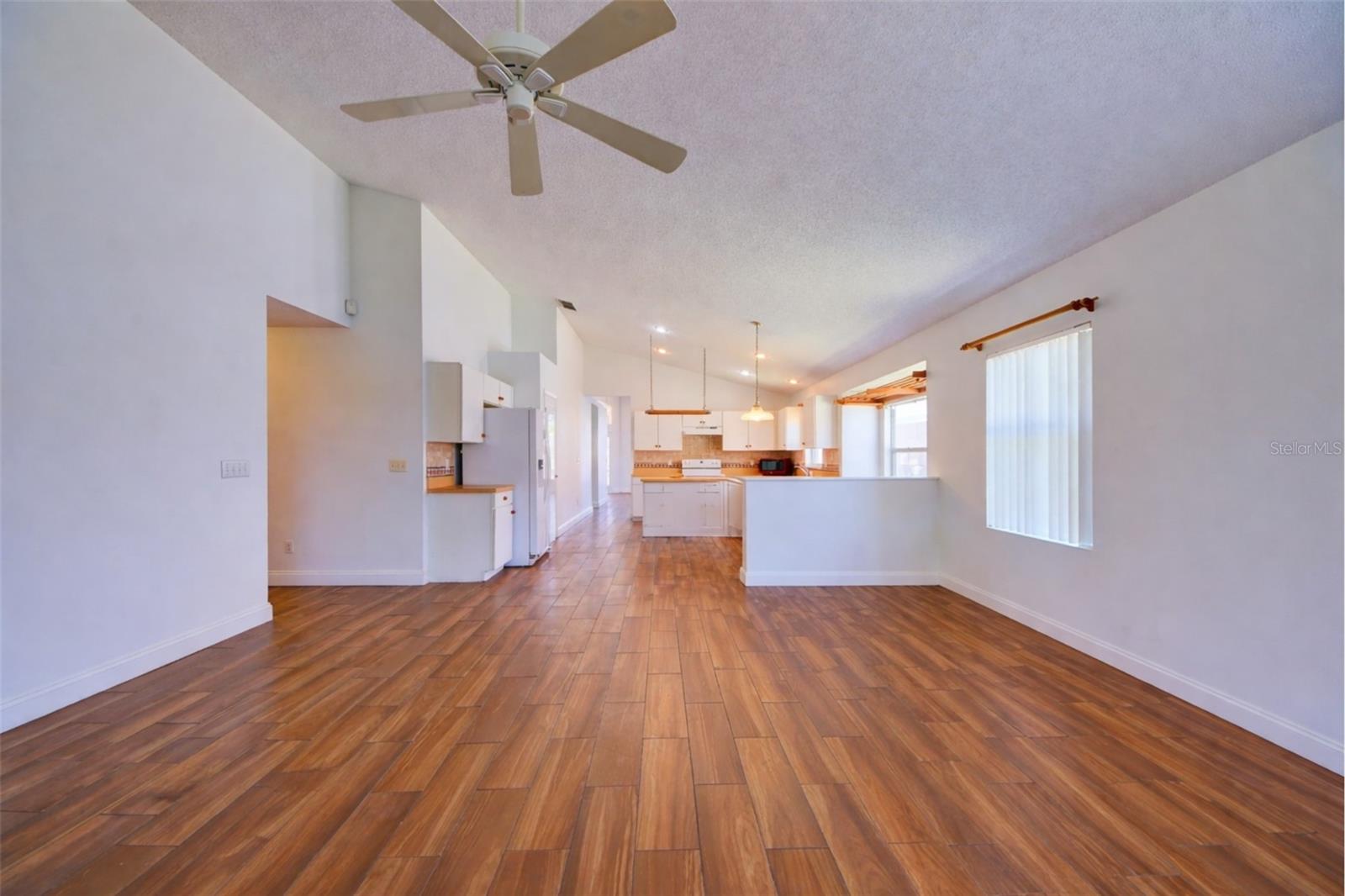 635 Rochester Loop, FL