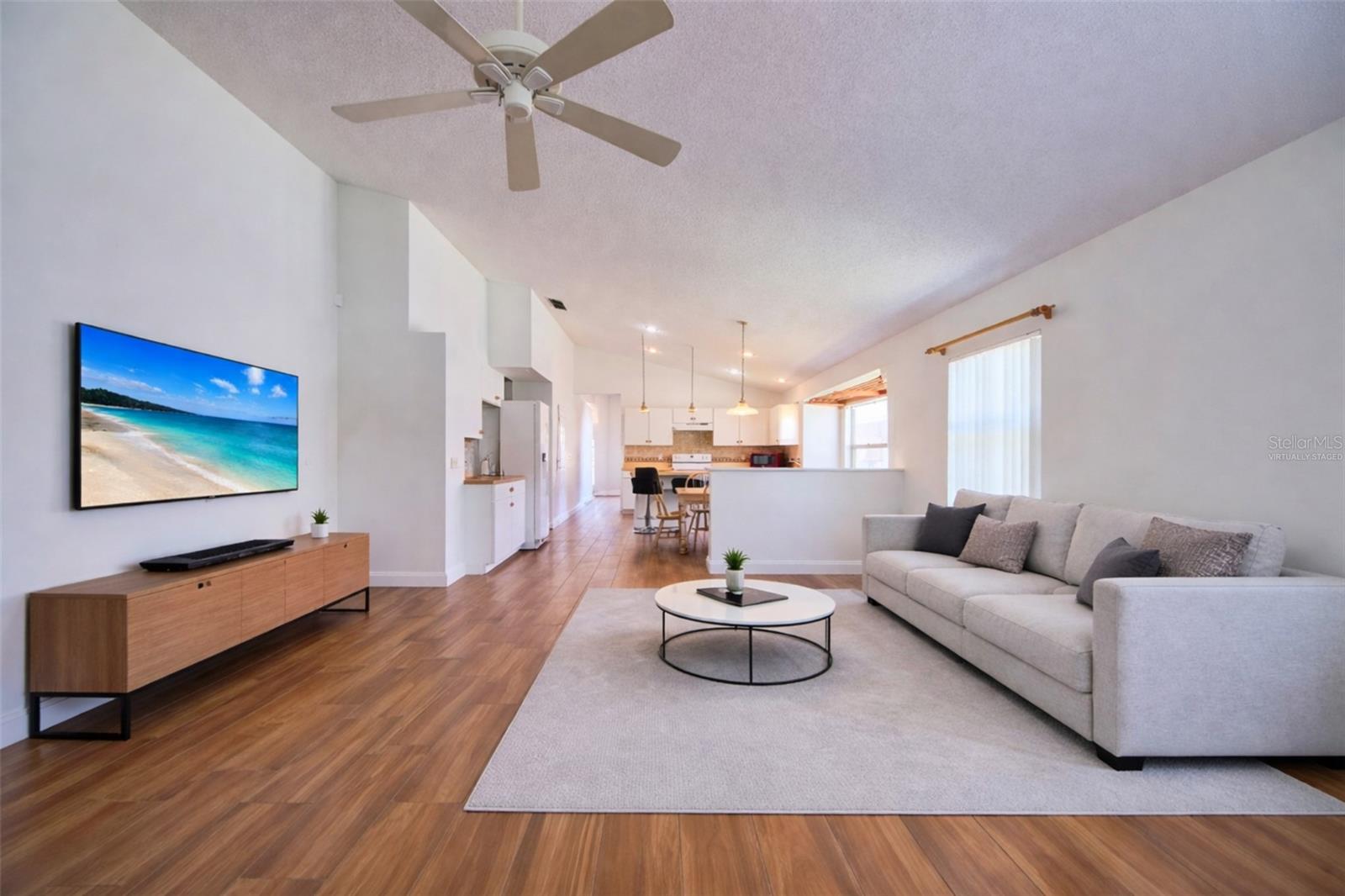 635 Rochester Loop, FL