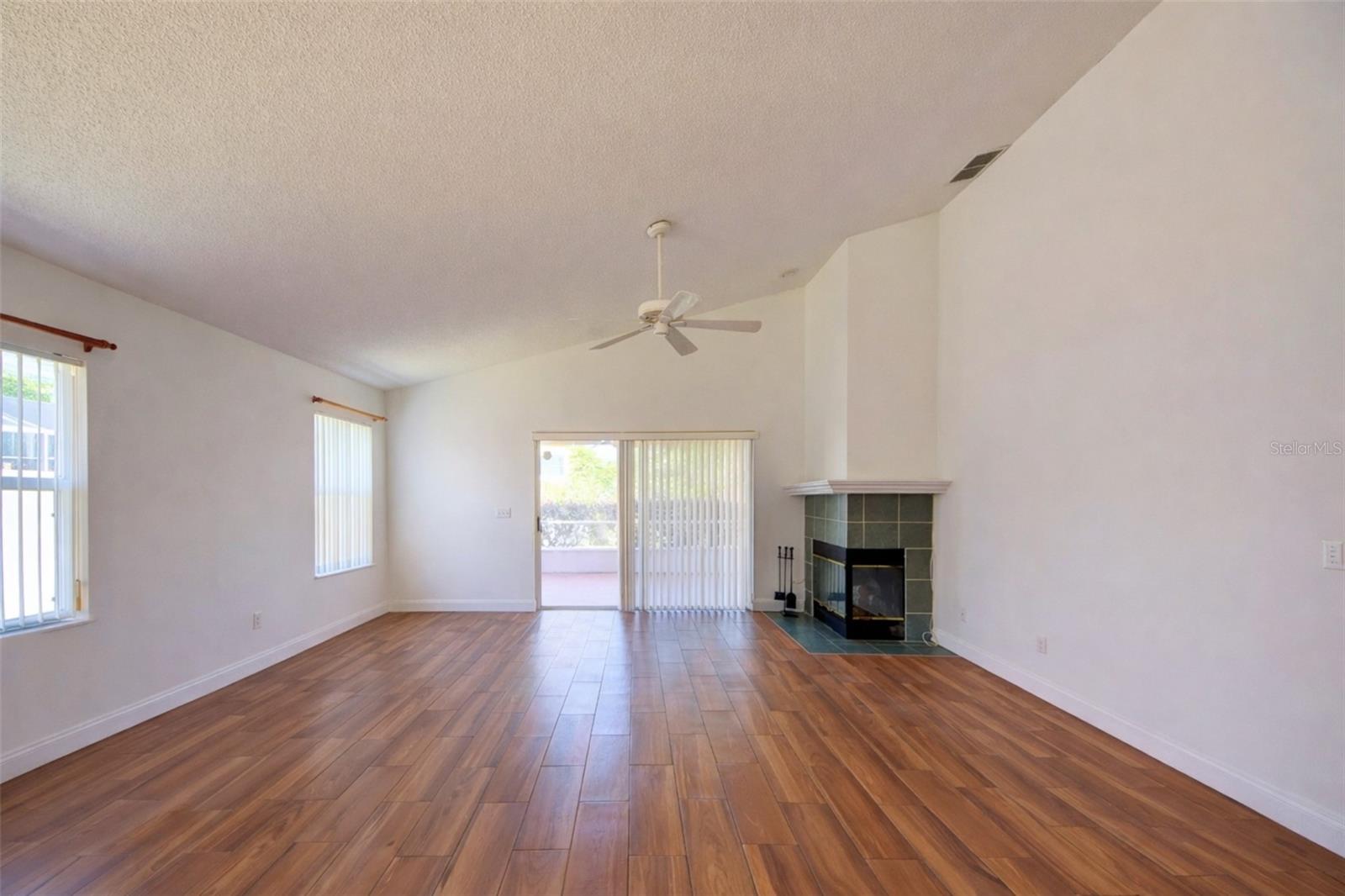 635 Rochester Loop, FL