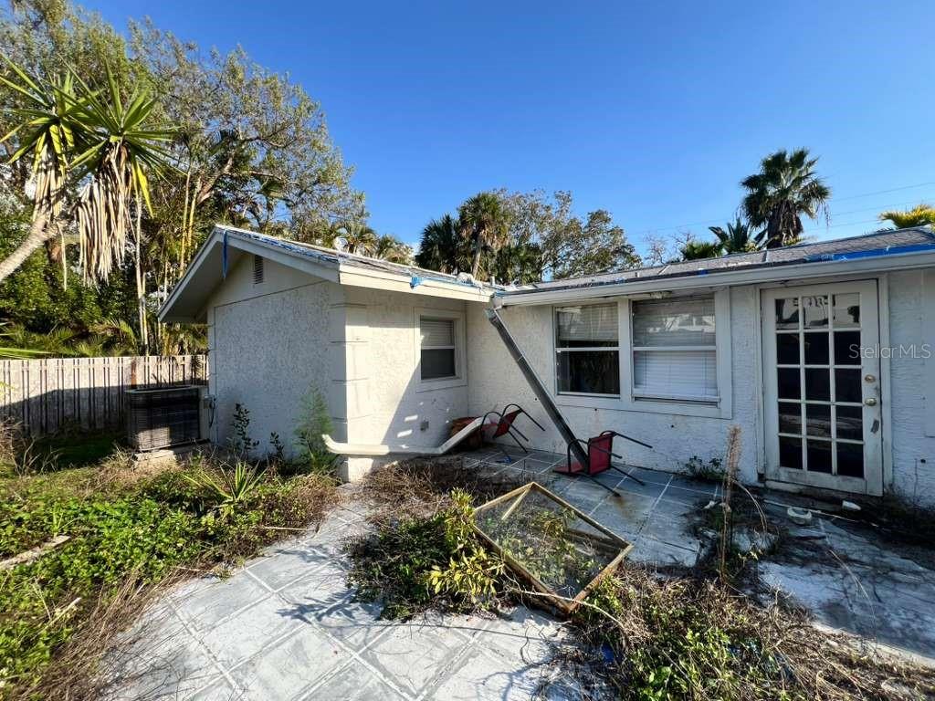 749 Siesta Dr, FL