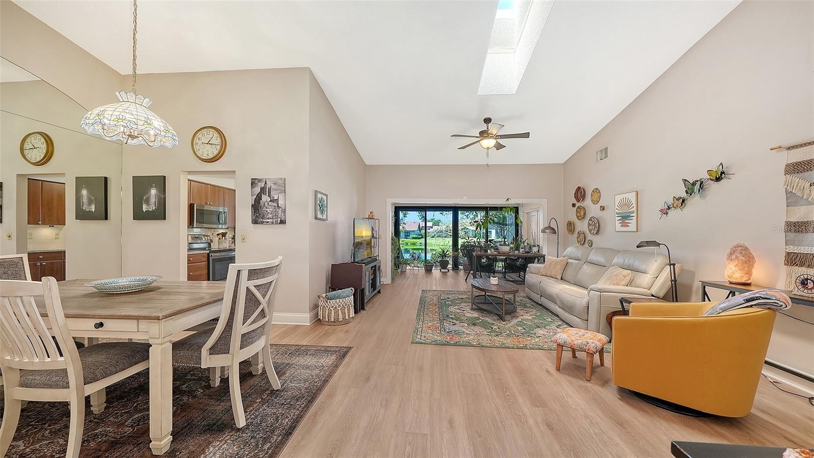 6048 Wilshire Boulevard, FL