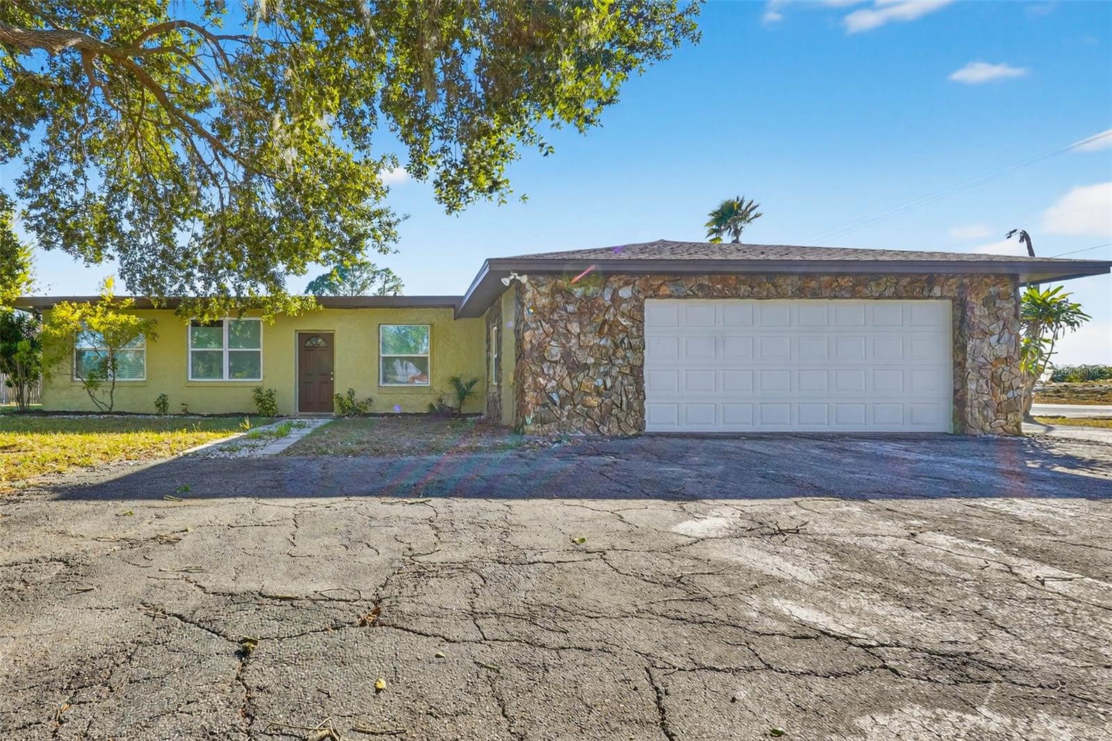 8812 Oakwood Drive, FL