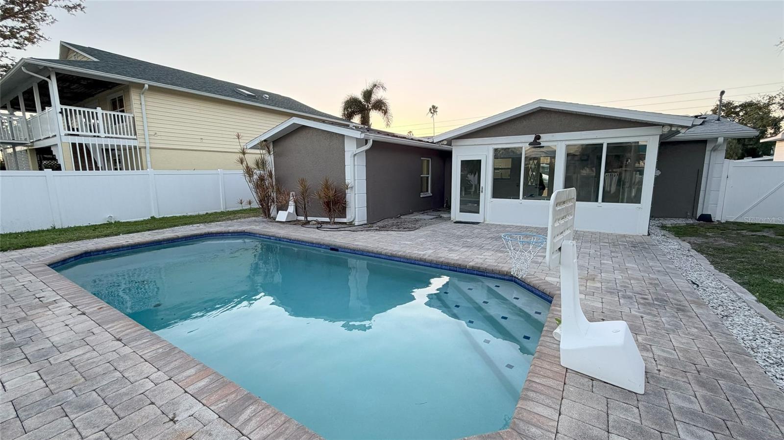 3727 Overlook Dr Ne, FL