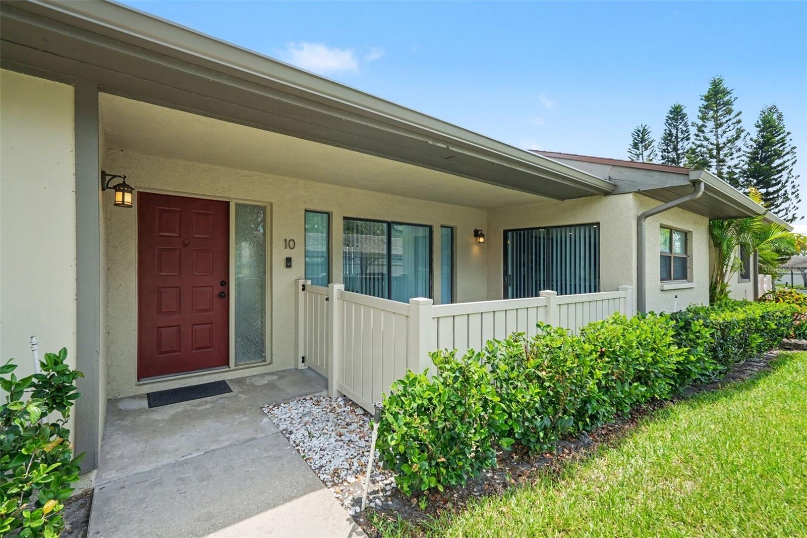 10 Lesley Ln, FL