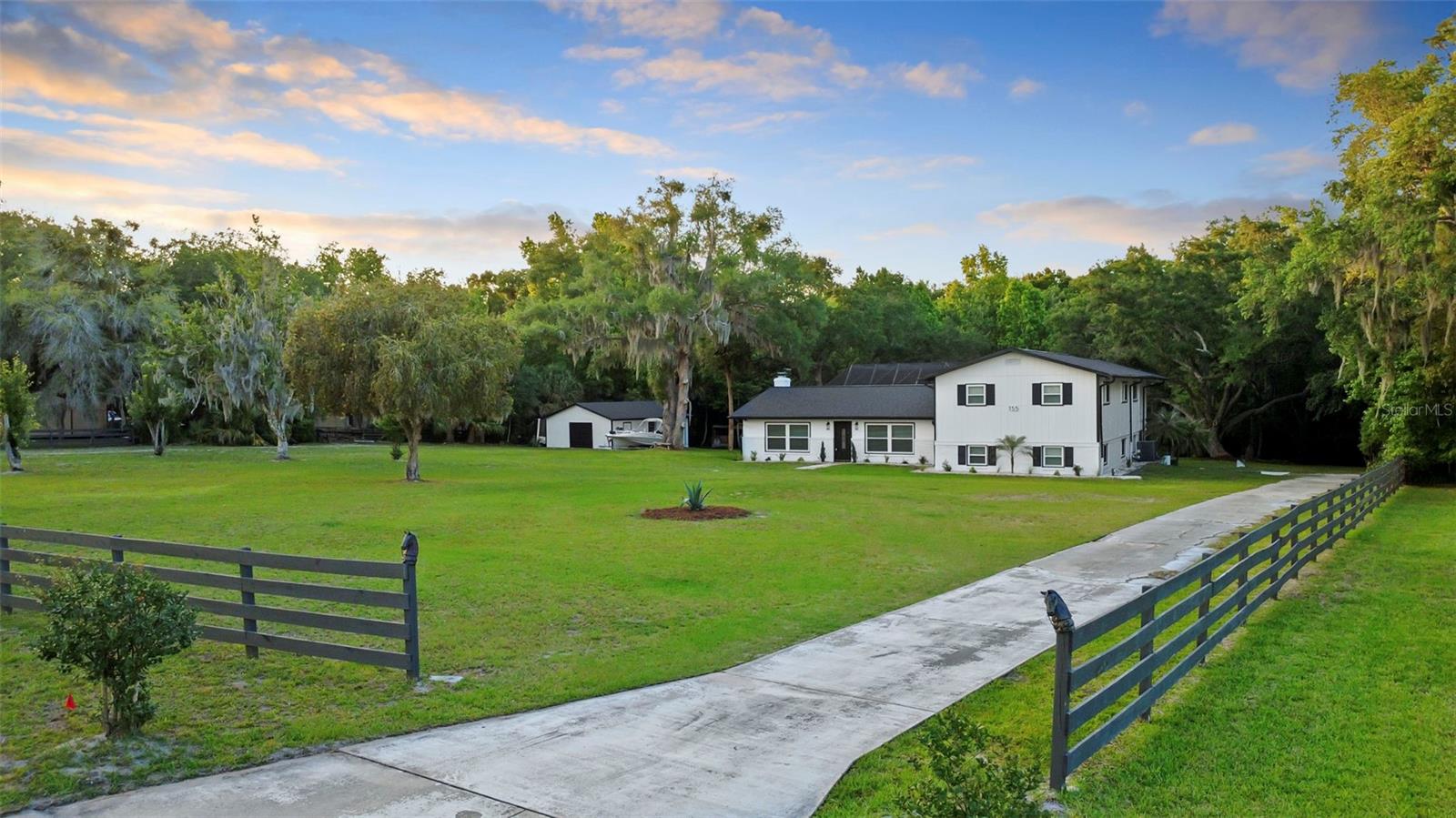 155 E Country Circle Dr E, FL