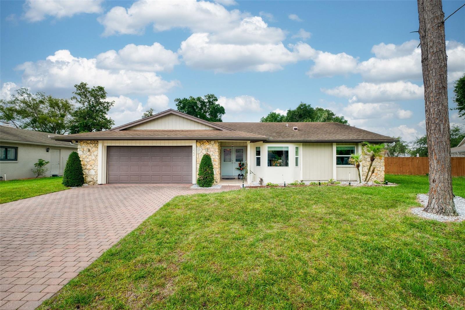 222 W Cottesmore Cir, FL