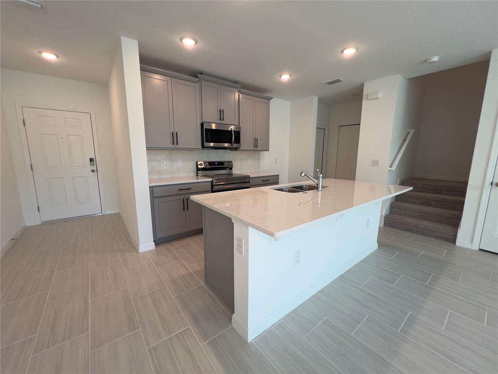 490 Thompson Village Avenue, FL