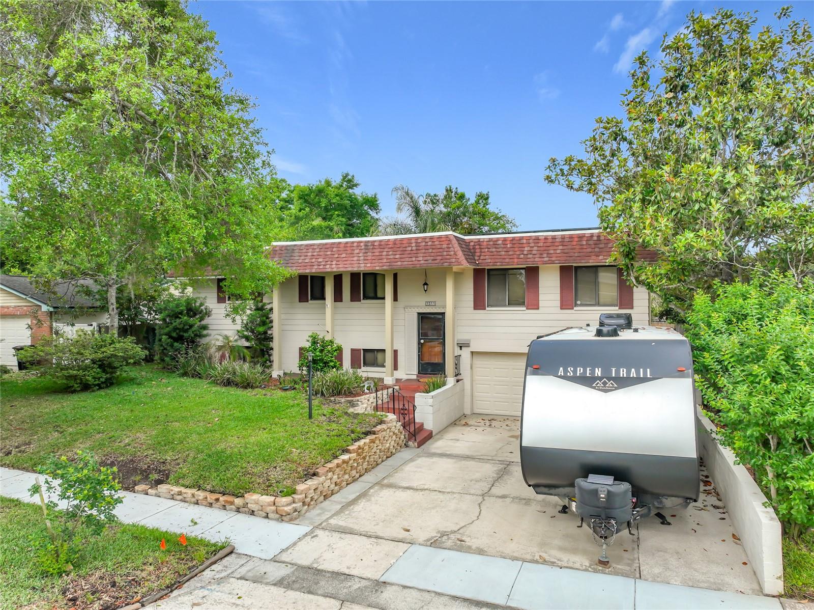 1511 Glastonberry Road, FL