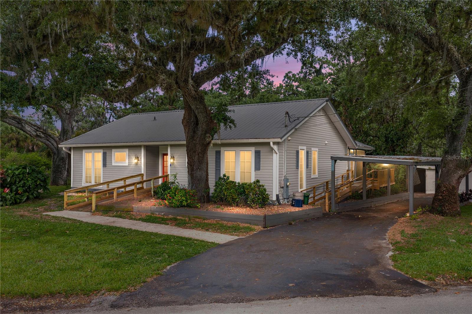 975 Caloosa Estates Dr, FL