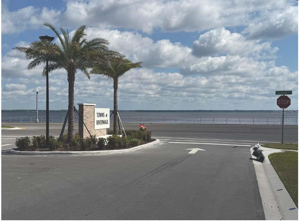 719 Southern Edge Way, FL