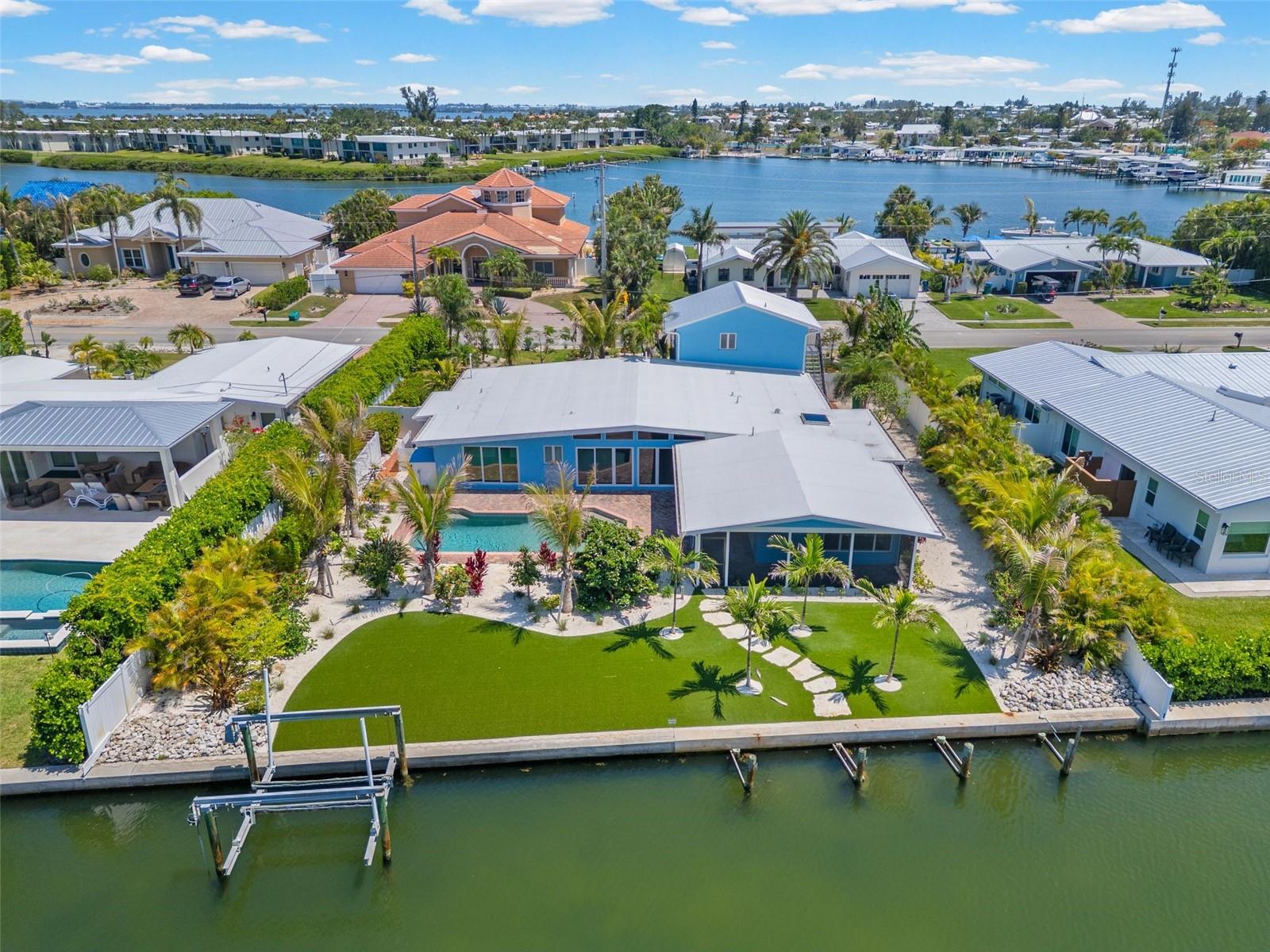 528 Key Royale Dr, FL