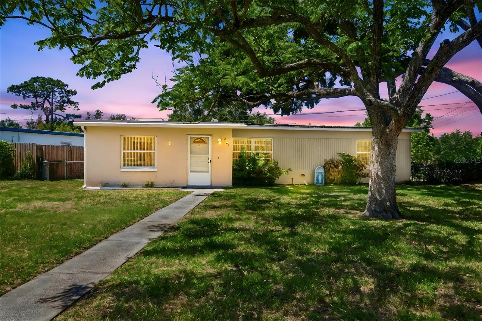 481 Kentia Rd, FL