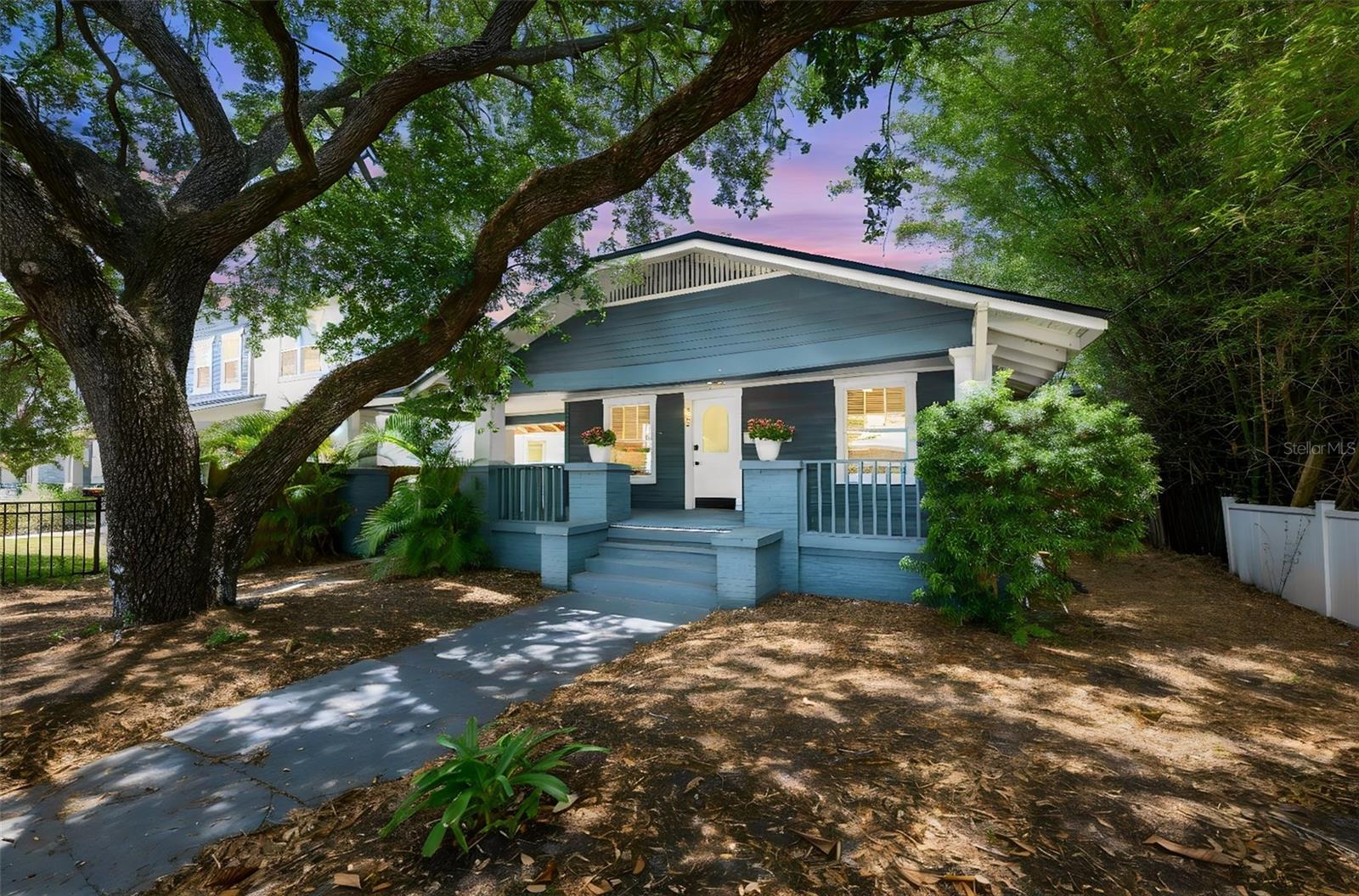 902 W Columbus Dr, FL