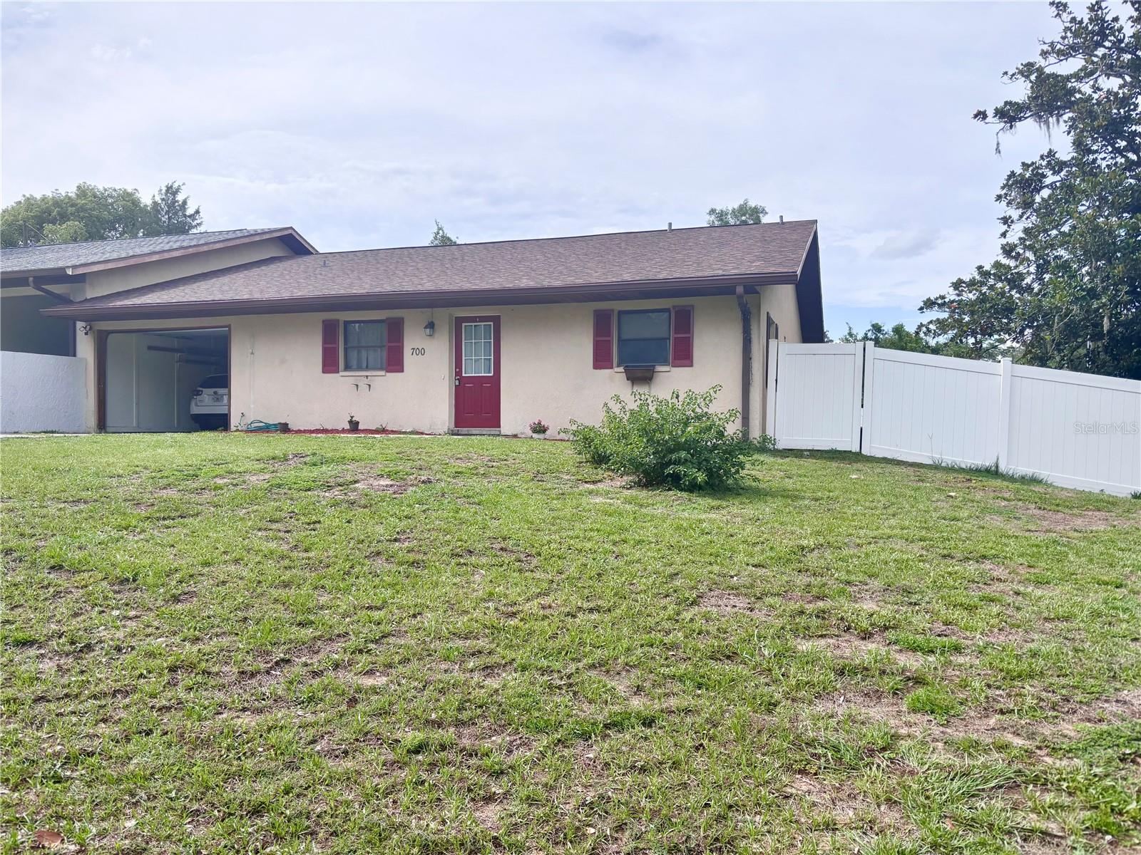 700 W Dampier St, FL