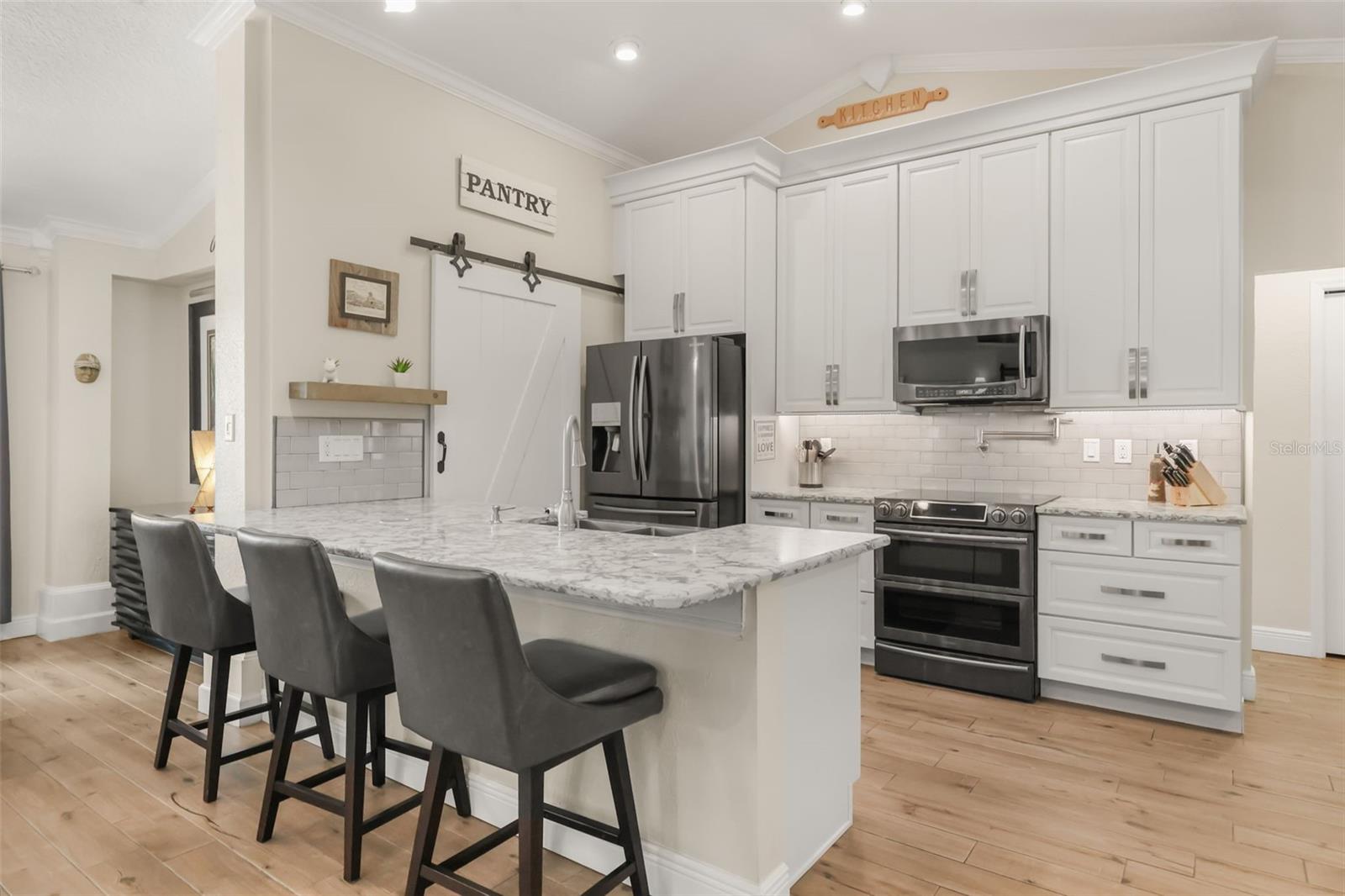 33000 Lakeshore Drive, FL