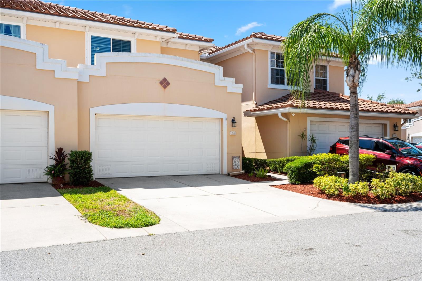 210 Valencia Cir, FL