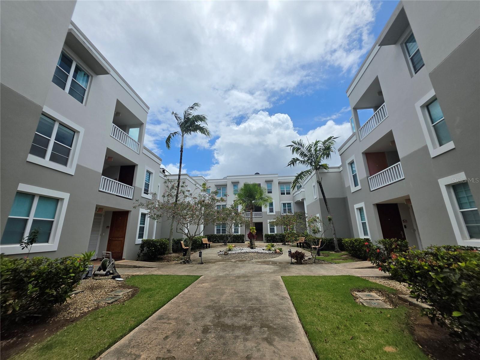 Ave. Palacio De Versalles Palacios, PR