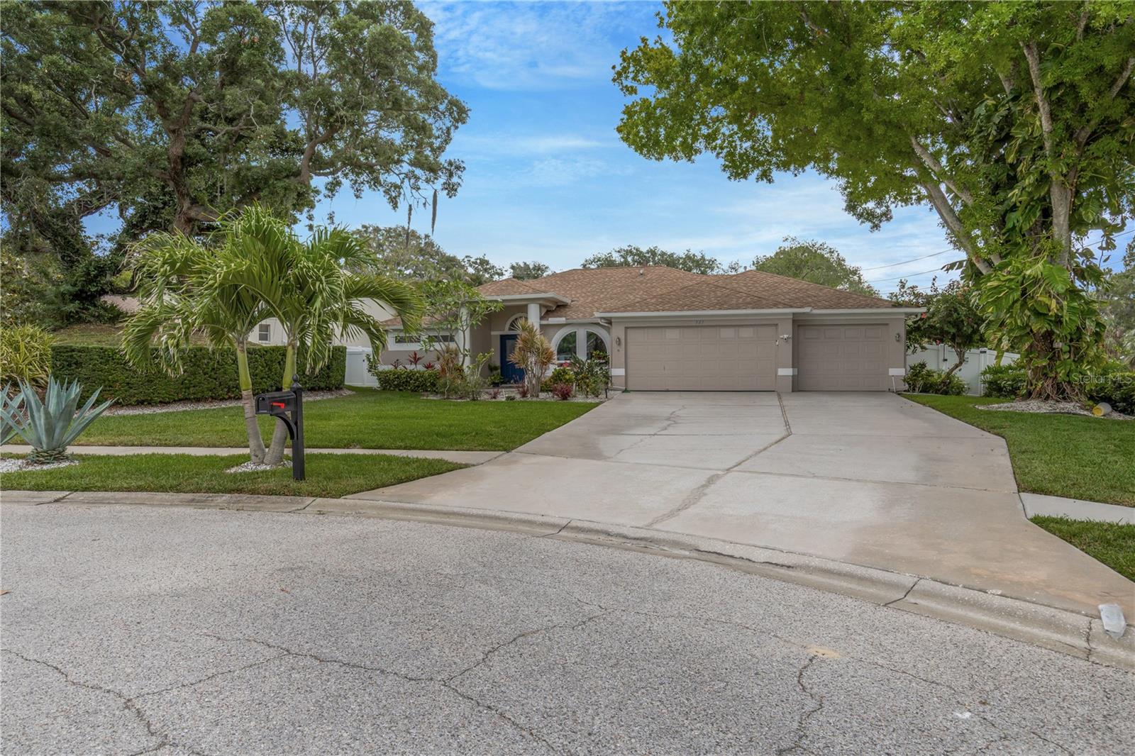 727 Hidden Lake Dr, FL