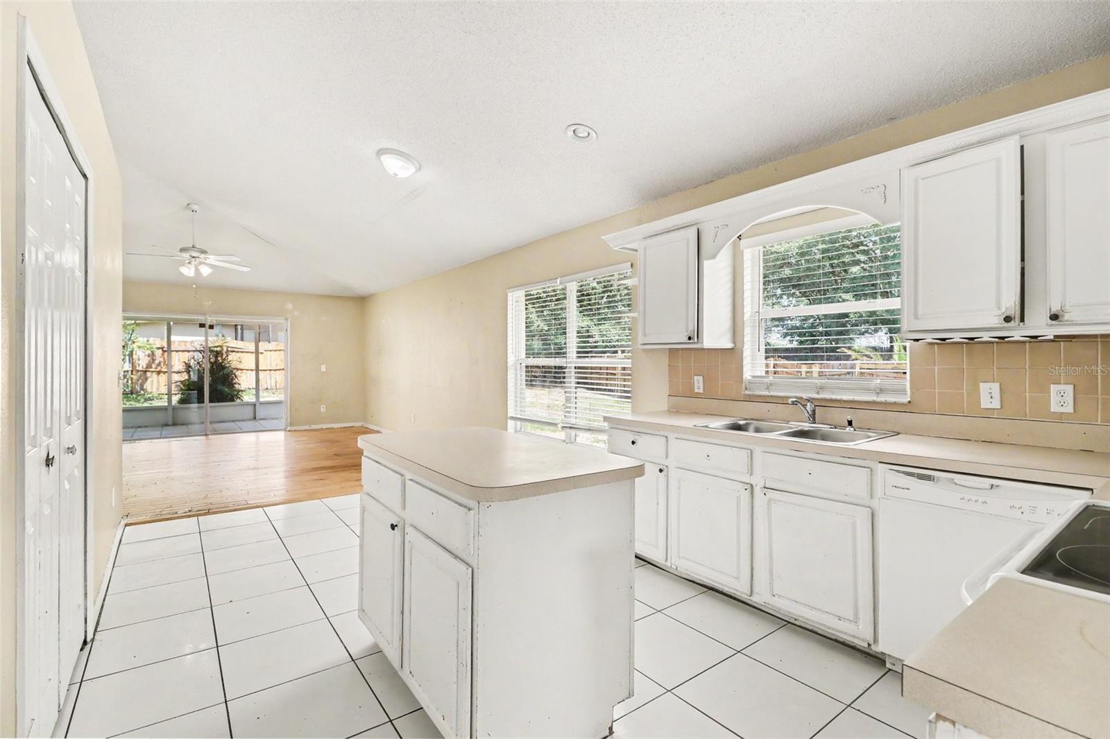 1040 Pineview Court, FL