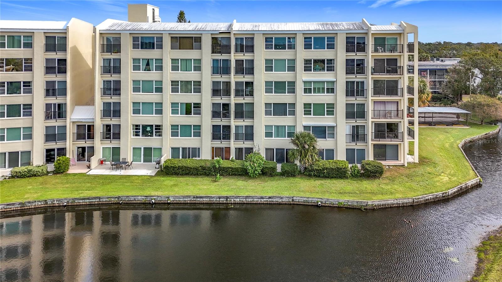 225 Country Club Dr #1404, FL