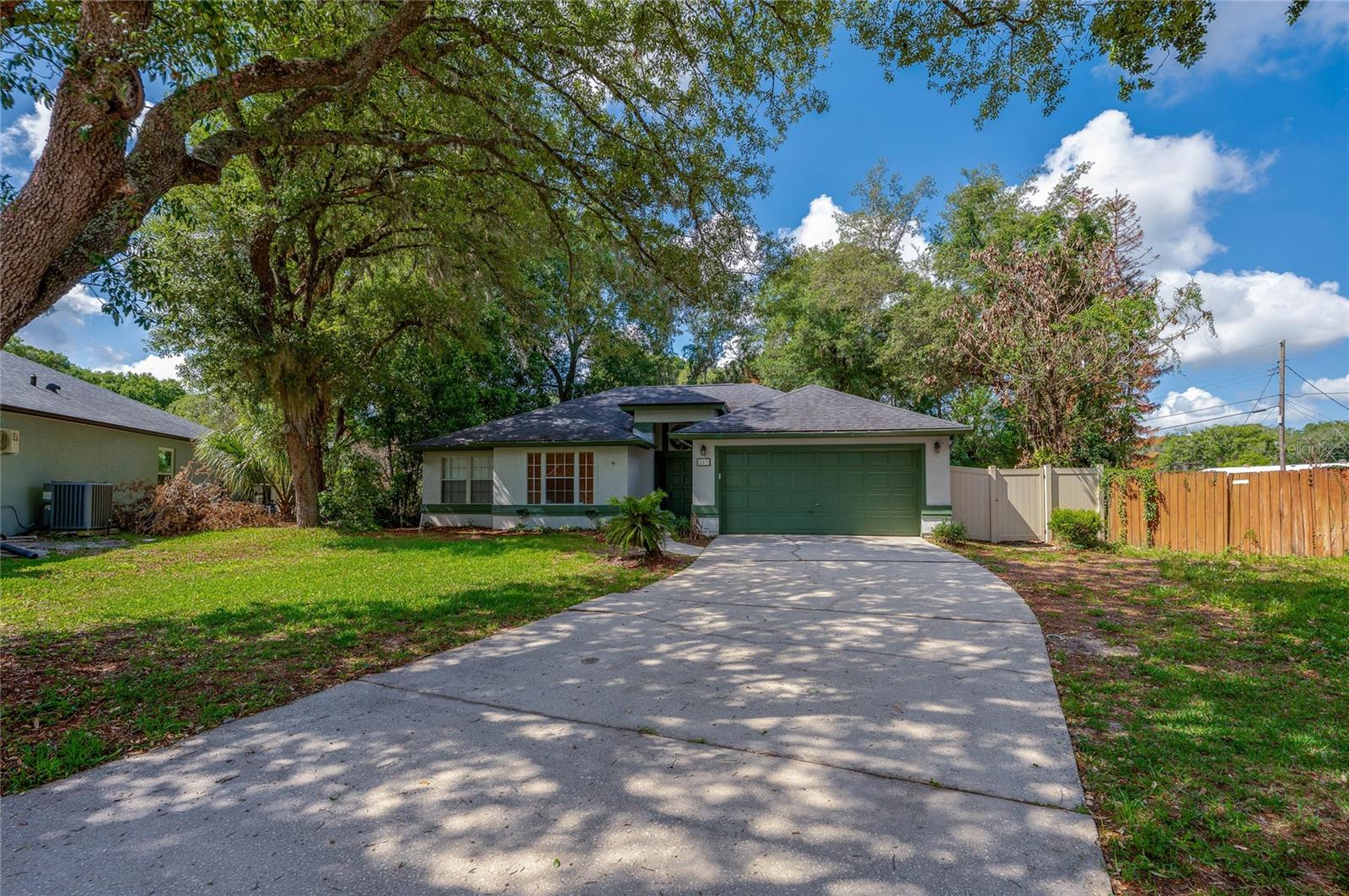203 Live Oak Ct, FL