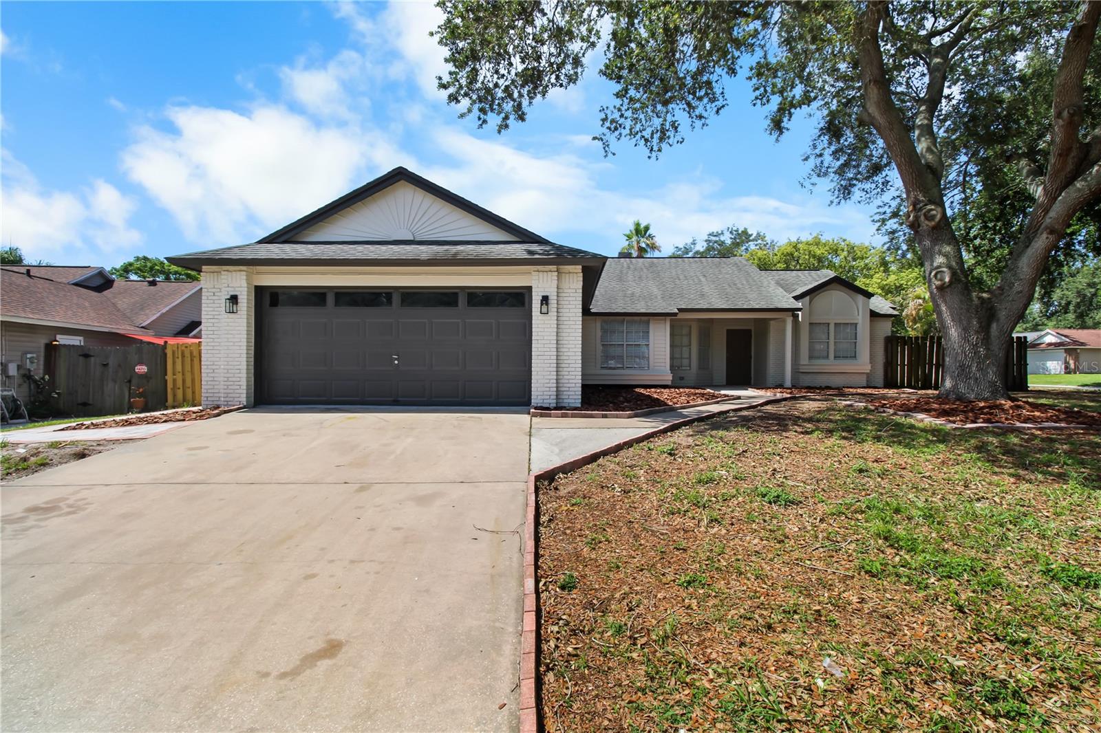 911 Valley View Cir, FL