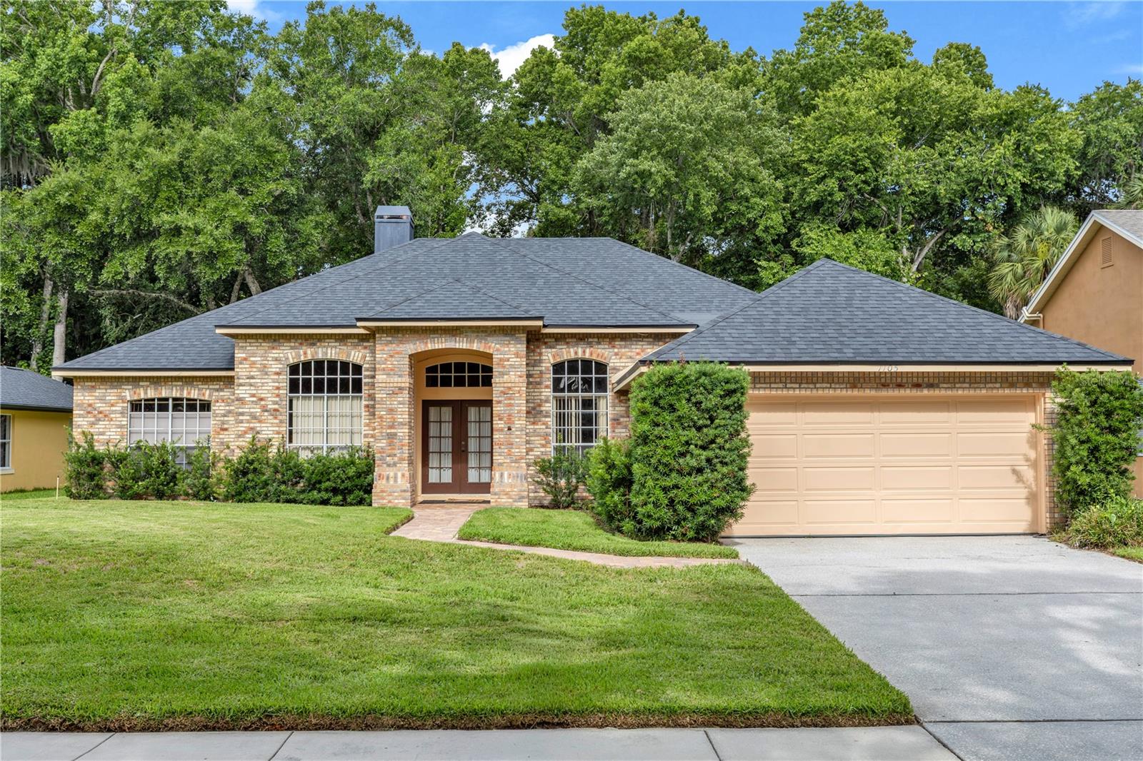 1105 Twin Oaks Cir, FL