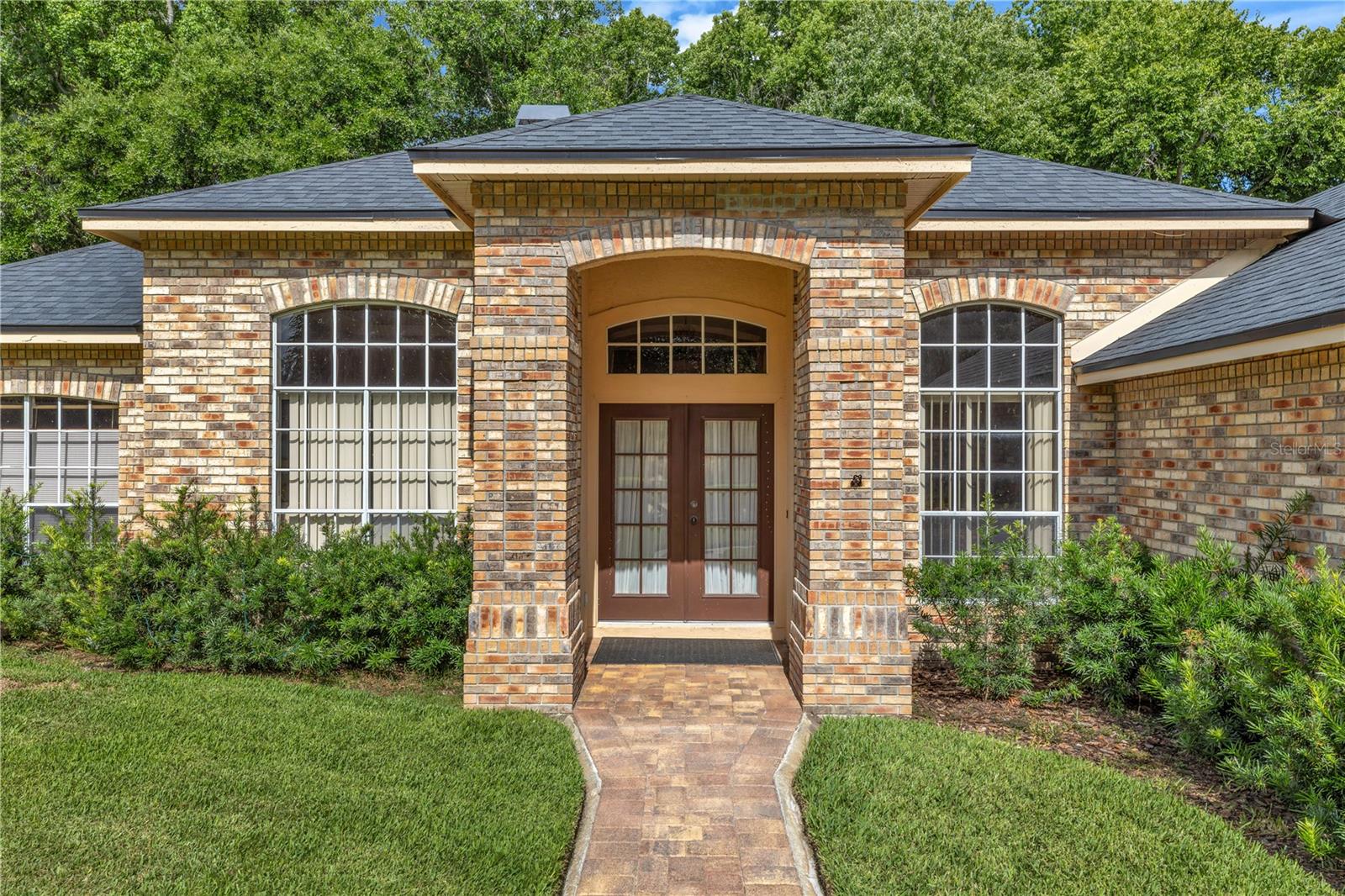 1105 Twin Oaks Circle, FL