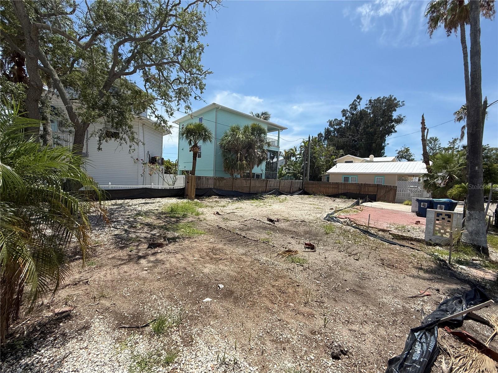 8586 E Bay Dr, FL