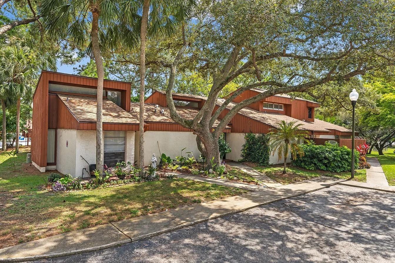 2060 Sunset Point Rd #52, FL