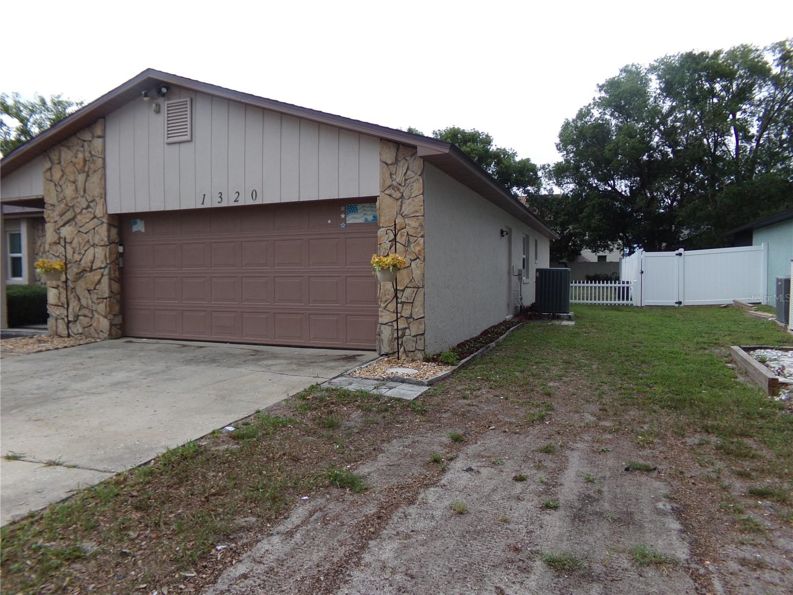 1320 Gladiolas Dr, FL