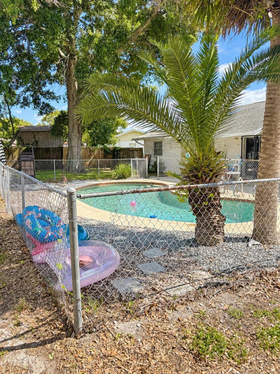 94 Glass Court, FL