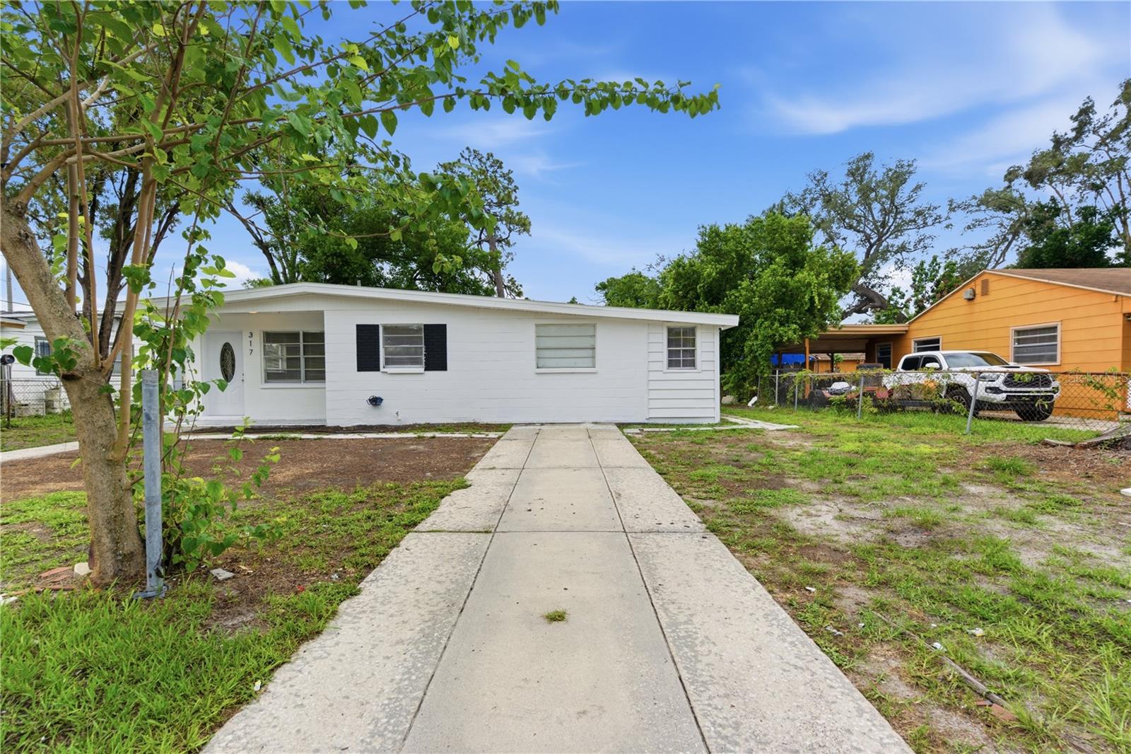 317 E Hydrangia St, FL