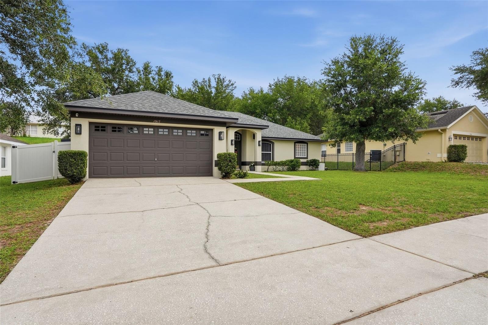 1917 Southern Oak Loop, FL
